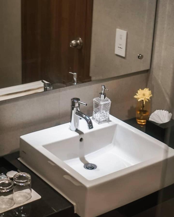 Bess Mansion Hotel Surabaya Wonotjolo Extérieur photo