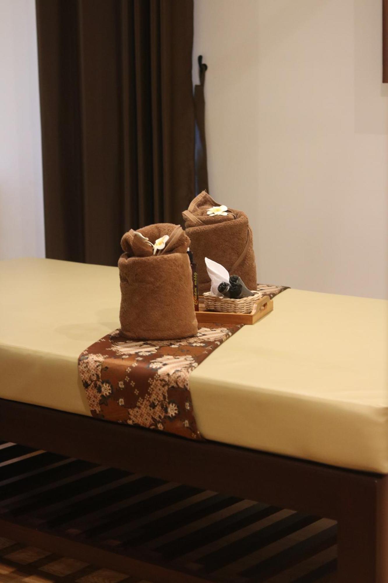 Bess Mansion Hotel Surabaya Wonotjolo Extérieur photo